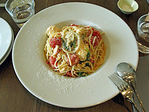 チェリートマトとリコッタとほうれん草とペコリーノのスパゲッティ